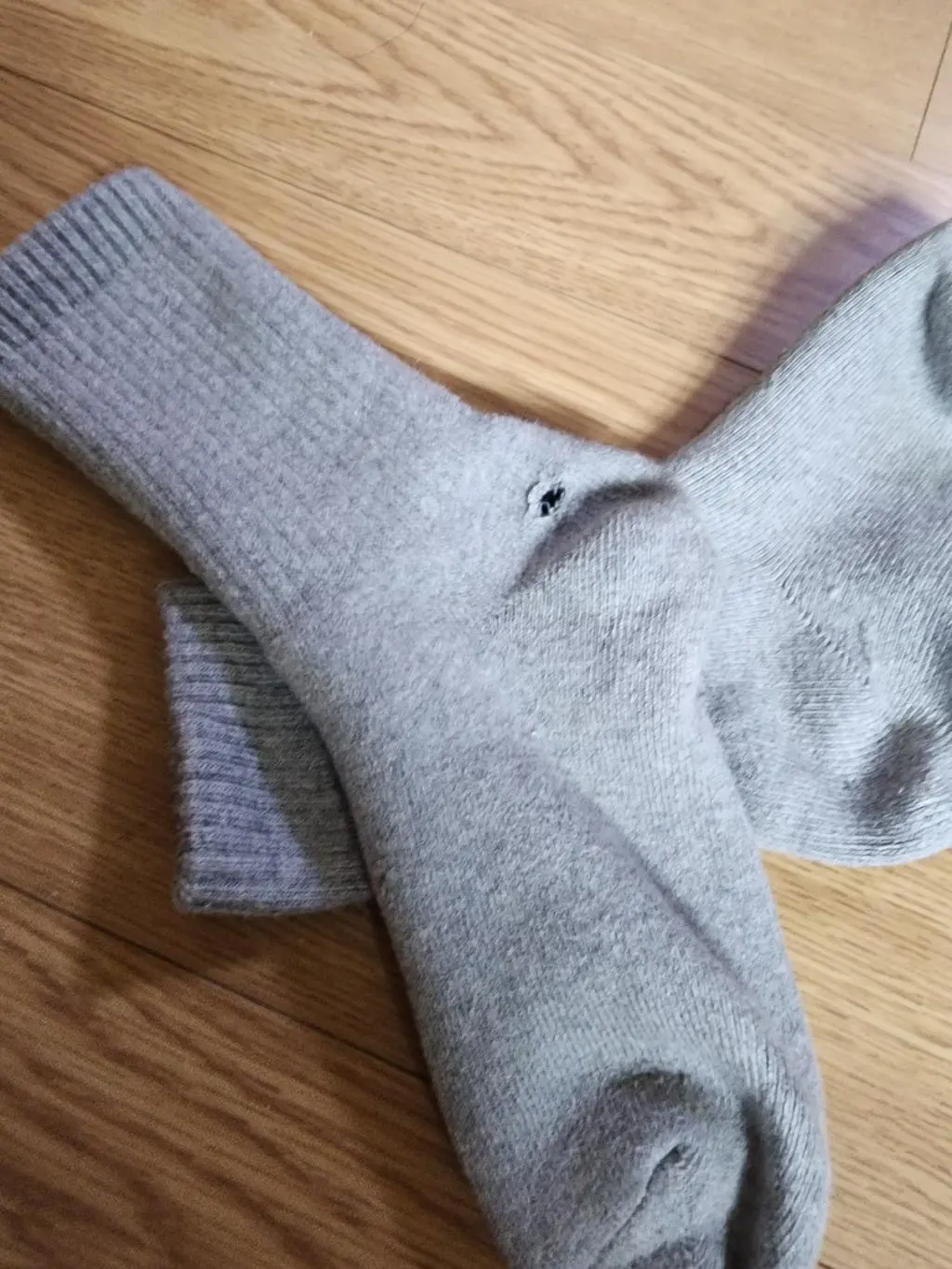 한번신은 양말.. 세탁도 한번도안한..옆이 구멍이나는 양말은 처음봄..다른건 어쩔러는