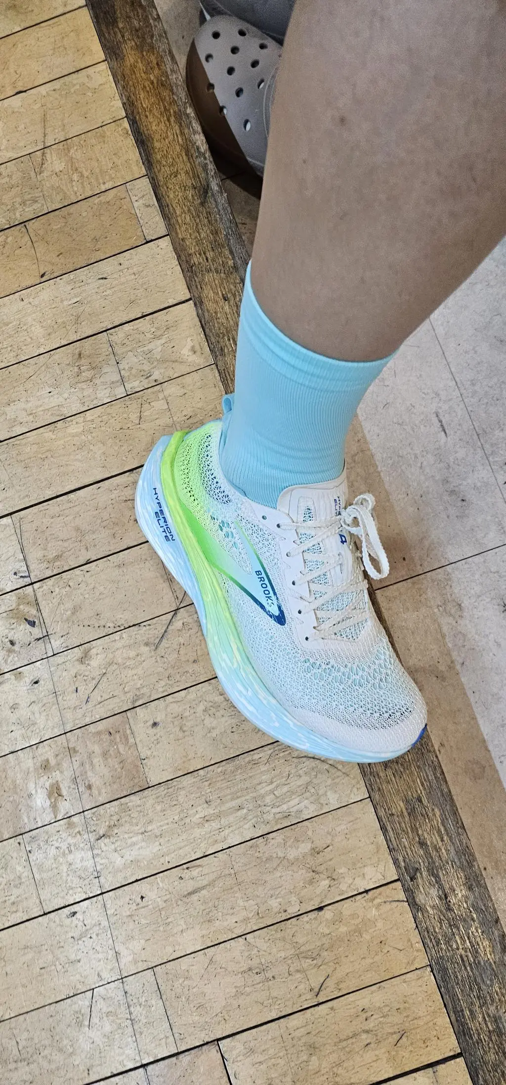 색상이 화면보다 훨씬 에쁩니다. 사진 상의 신발은 브룩스 러닝화인데, 완전 깔맞춤입니