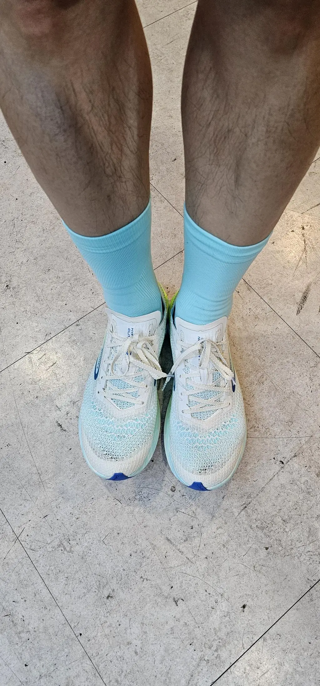 색상이 화면보다 훨씬 에쁩니다. 사진 상의 신발은 브룩스 러닝화인데, 완전 깔맞춤입니