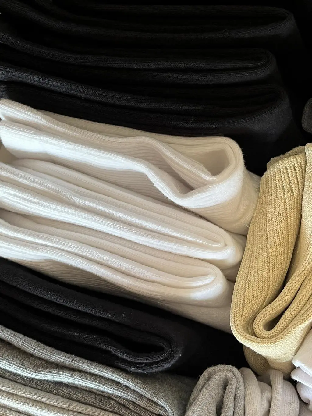 히히 이번에 xs/s 사이즈로 총 14켤래를 쟁였는데요! 촉감이랑 발바닥 쿠션에 기분이 좋