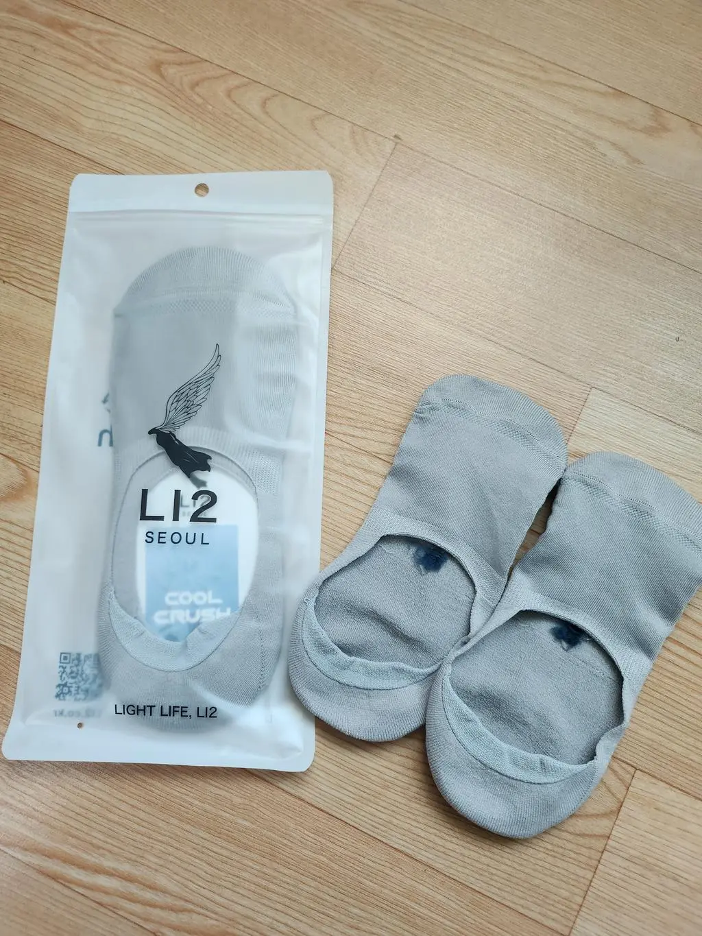 재질도  부들부들  텐션감도좋고 두께도 아주얇지않고 맘에듭니다.뒷꿈치 실리콘도 이중