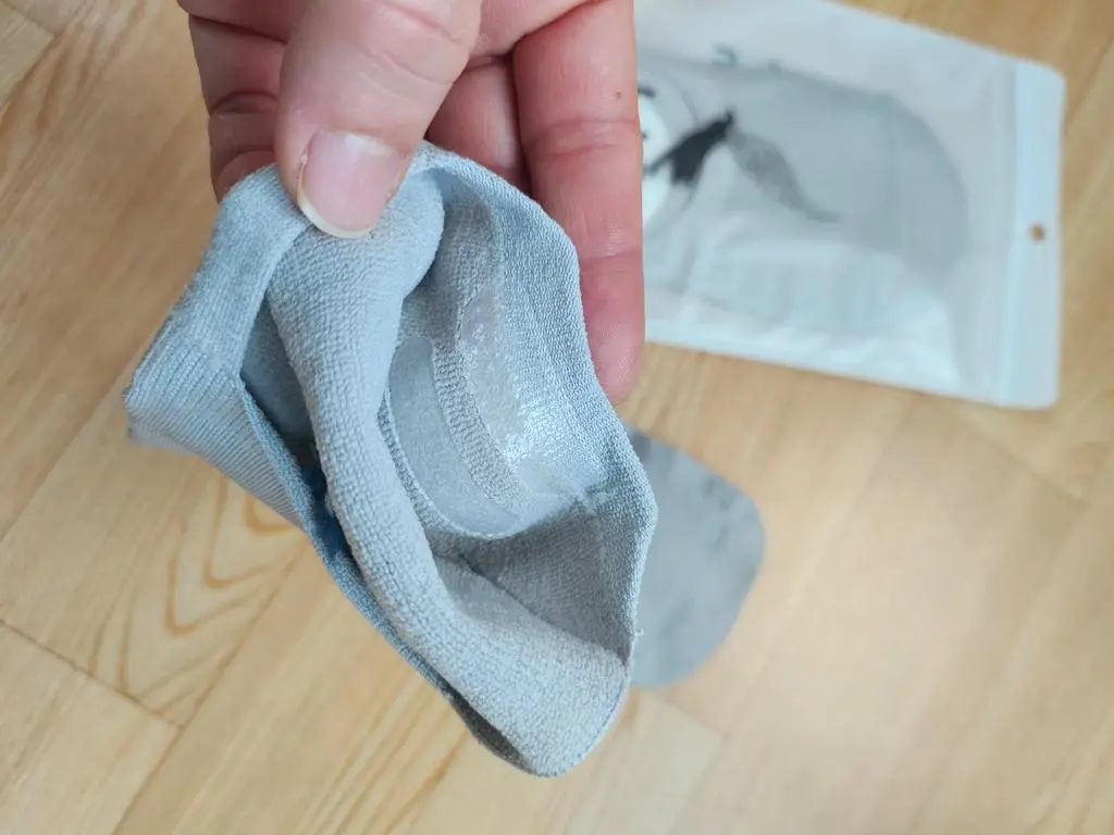 재질도  부들부들  텐션감도좋고 두께도 아주얇지않고 맘에듭니다.뒷꿈치 실리콘도 이중