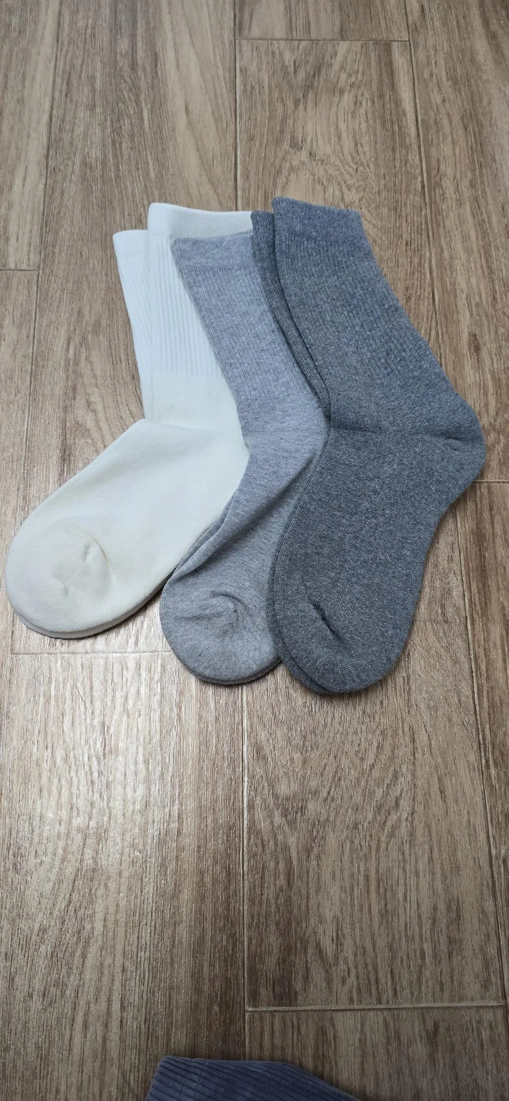 바닥이 폭신폭신하고 발을 촥 감싸는 느낌이 편해요
