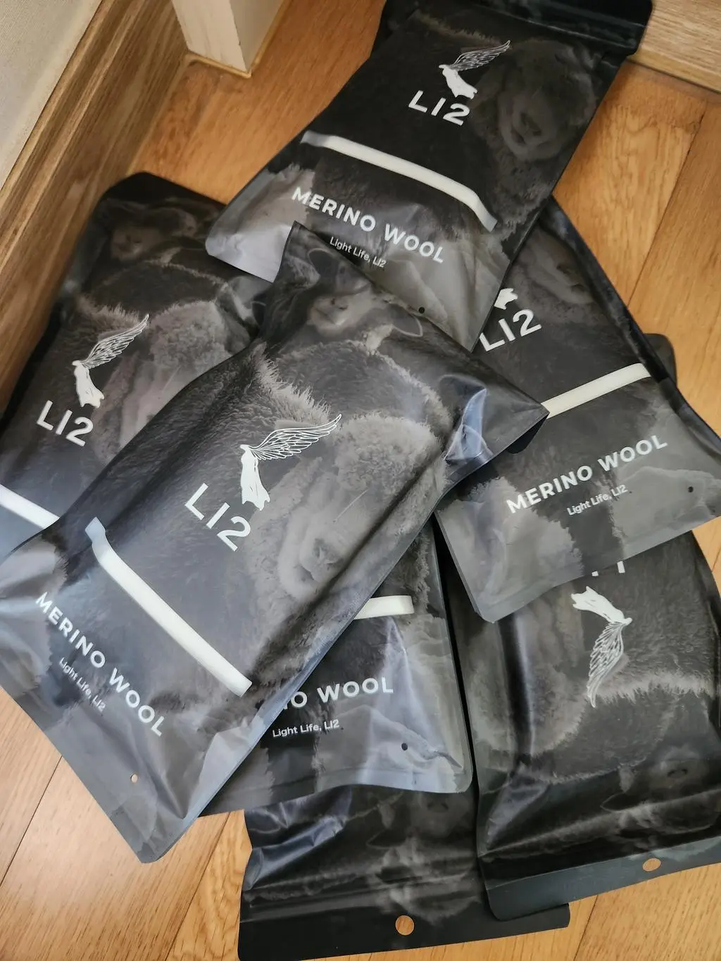 발목이 길고 따뜻합니다. 양말안 털이 부드러워서 느낌좋아요.두께감이 있어 신발사이즈