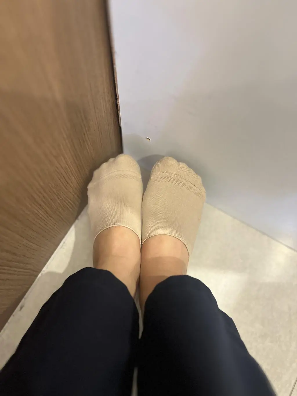 면이 부드럽고 일할때 발에 땀이 조금 나는 편이긴한데 흡수가 잘되고 통풍도 잘됩니다