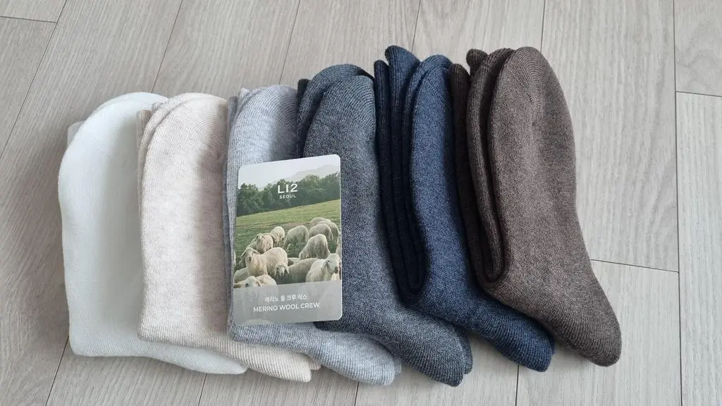 겨울이라  따뜻하고 폭신폭신한 양말을 신고다녔는데 
