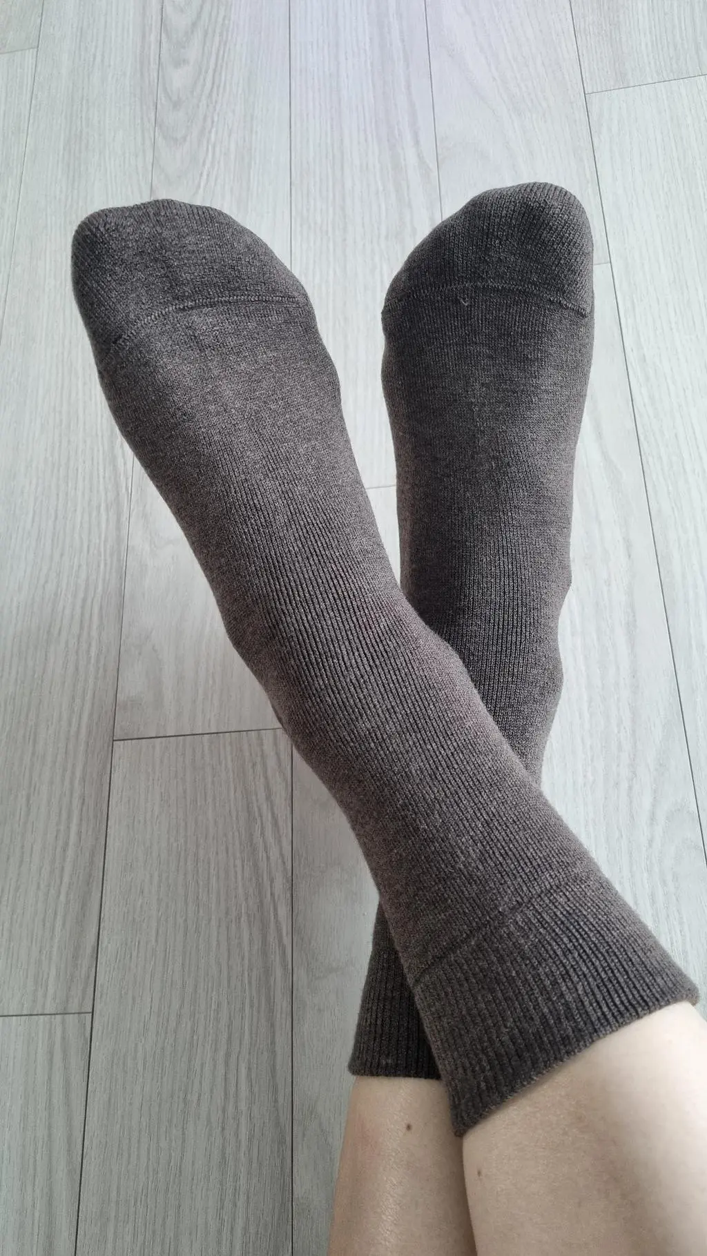 메리노울 삭스는 처음 신어보는데 엄청 부드럽고 따뜻하네요..폭신폭신해서 발바닥도 아