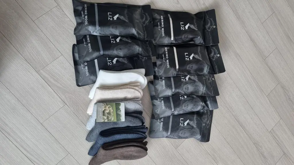메리노울 삭스는 처음 신어보는데 엄청 부드럽고 따뜻하네요..폭신폭신해서 발바닥도 아