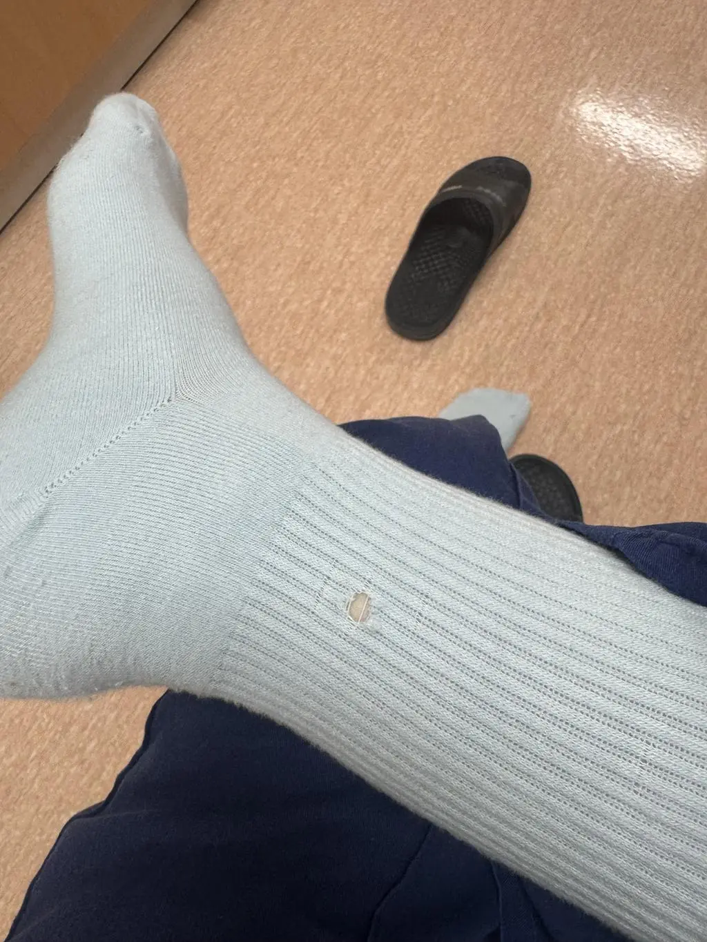 아니 이거 뜯는것도 없고 오늘 첫개신데 왜 빵꾸난거 보내주세요?