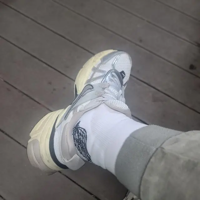 오래 걸어다니는 직업이라 발이 많이 아팠는데 통증이 줄어들었네요
