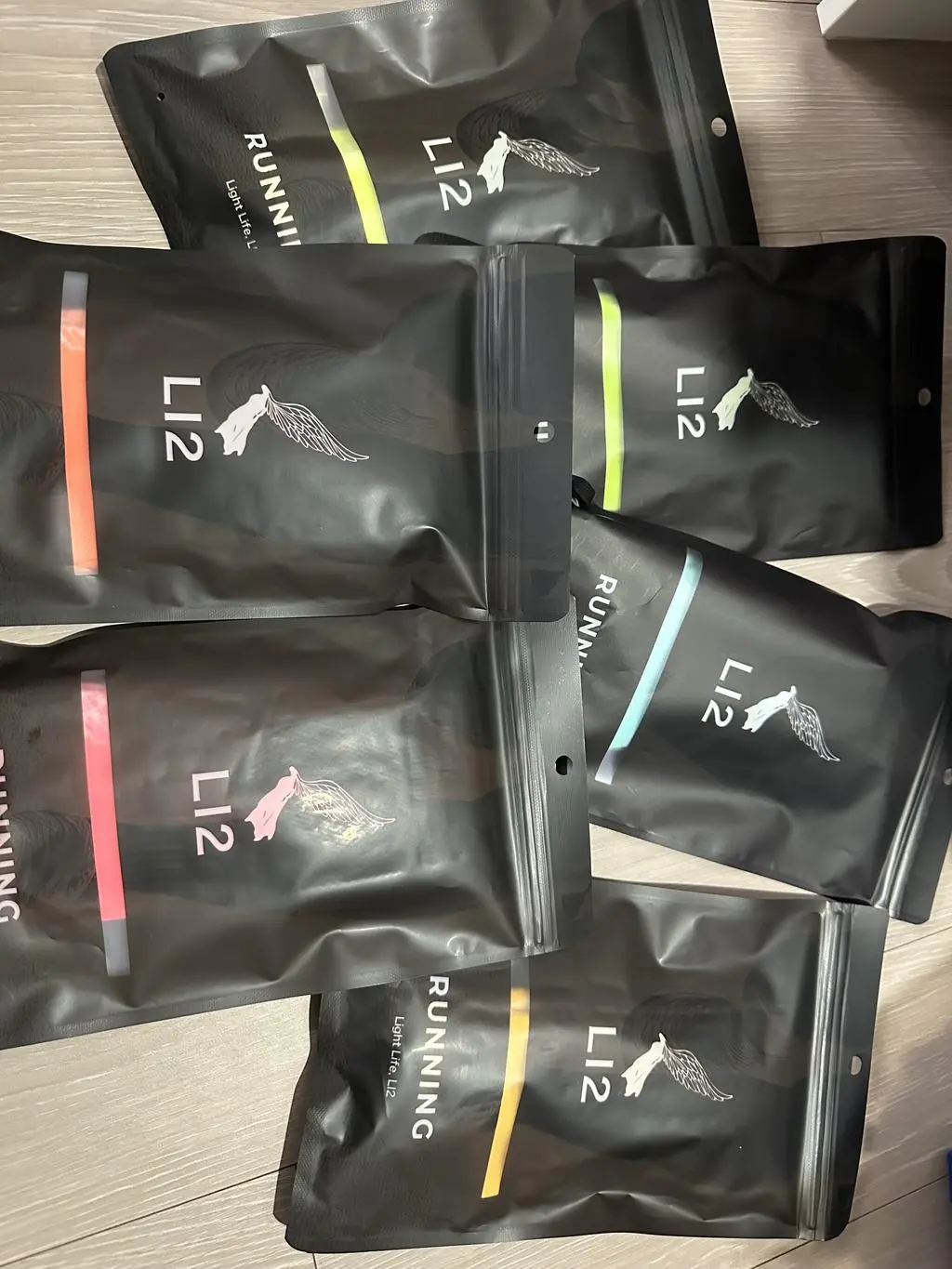 신으면 신을수록 색감이나 착용감이나 너무 마음이 들어서 색상별로 재구매했어요~ ㅎㅎ