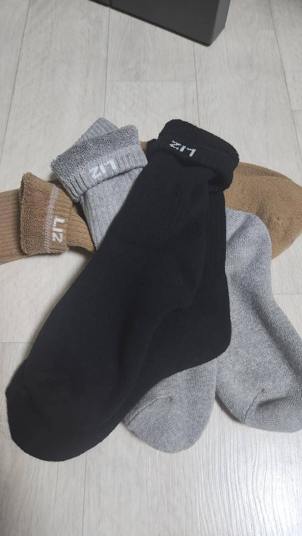 까탈스런 신랑의 양말 취향 덕분에 스포츠 골프 각종 메이커들 안신어 본게 없는데 양말