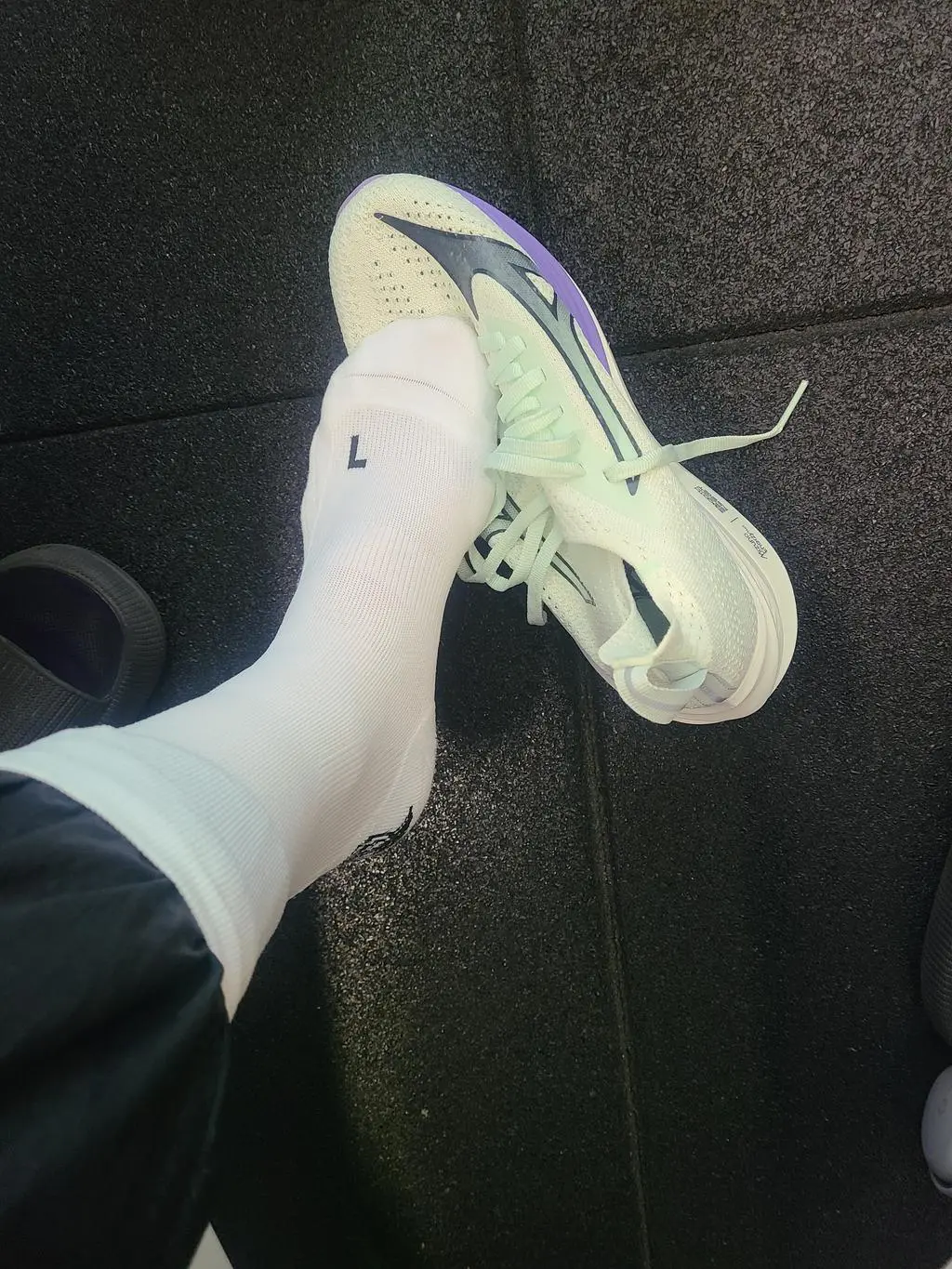 달리기할때 싶었는데  발을 잡아줘서 확실이 그냥 양말보다 발목의 안정성에 있어서 좋