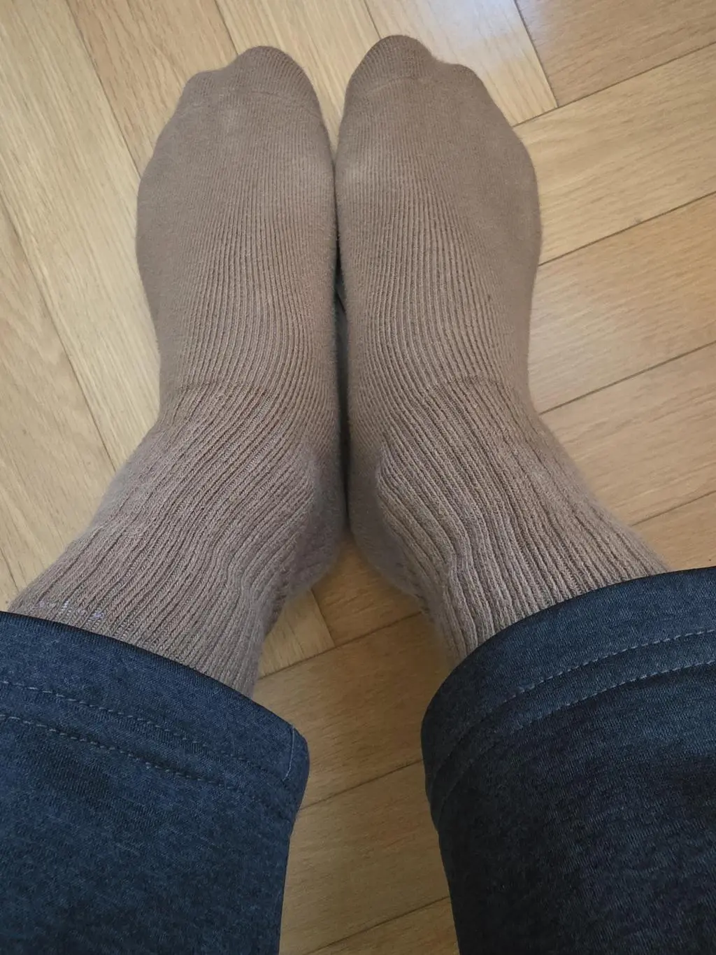 따뜻하고 신축성이 있어서 발이 큰 나에게는 최고의 선물 입니다!