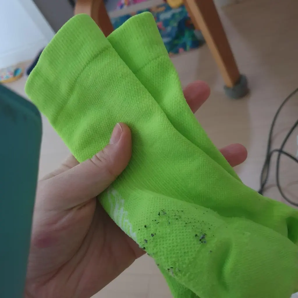 색상이 많이 튀네요 먼지가 잘 붙어요 쿠셔닝이 좋아요 