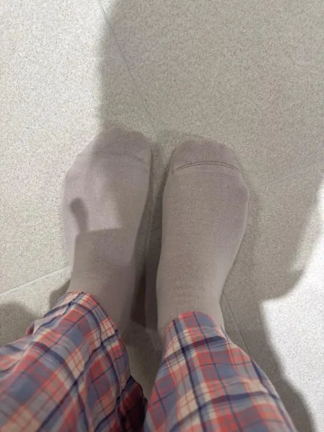 양쪽 마감이 다릅니다 유독 두 켤레에서 차이가 있네요; 반품하려다 그냥 신습니다 그래