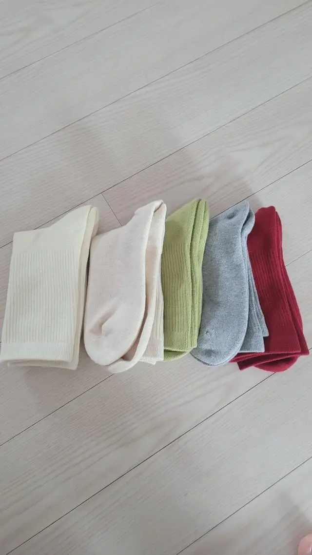 색감이 딱 좋아요~봄에 잘신을거같아요.발사이즈240인데 엄지발가락이 커서 s사이즈 구