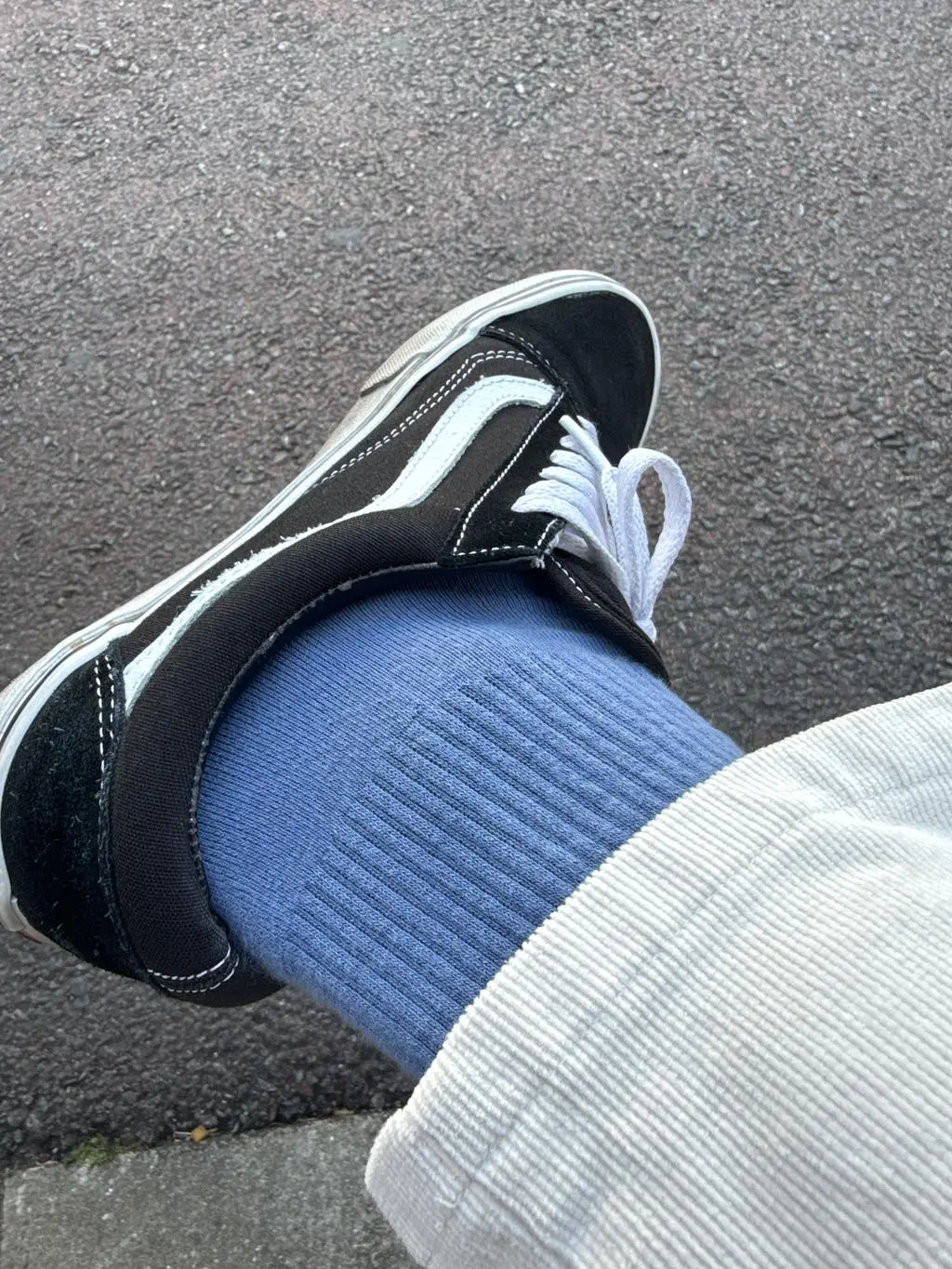 색감 미쳤구요. 두꺼워서 불편할까 걱정했지만 생각보다 두껍지는 않아서 오히려 좋았어