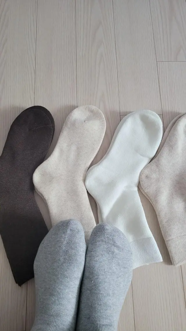 발이 차갑고 엄지 발가락이 커서 조이는걸 싫어해 크게 주문했는데 두툼하고 잘 맞아요