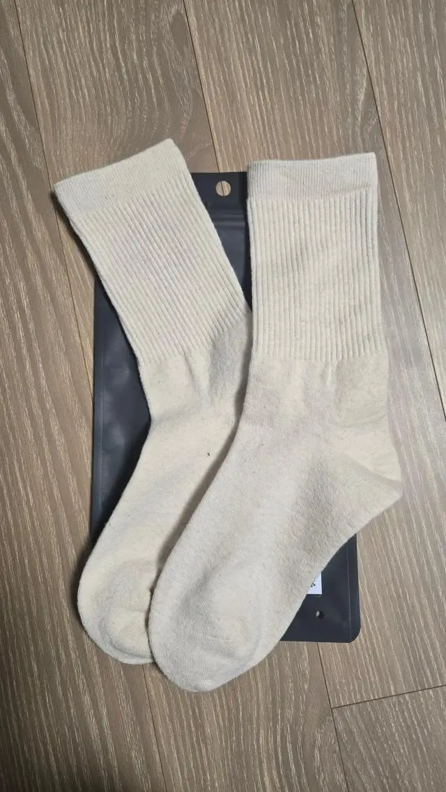 도톰한양말 만족해서 재구매했는데 저렴한 양말이 아님에도 약한 보풀 등 후줄근해보여