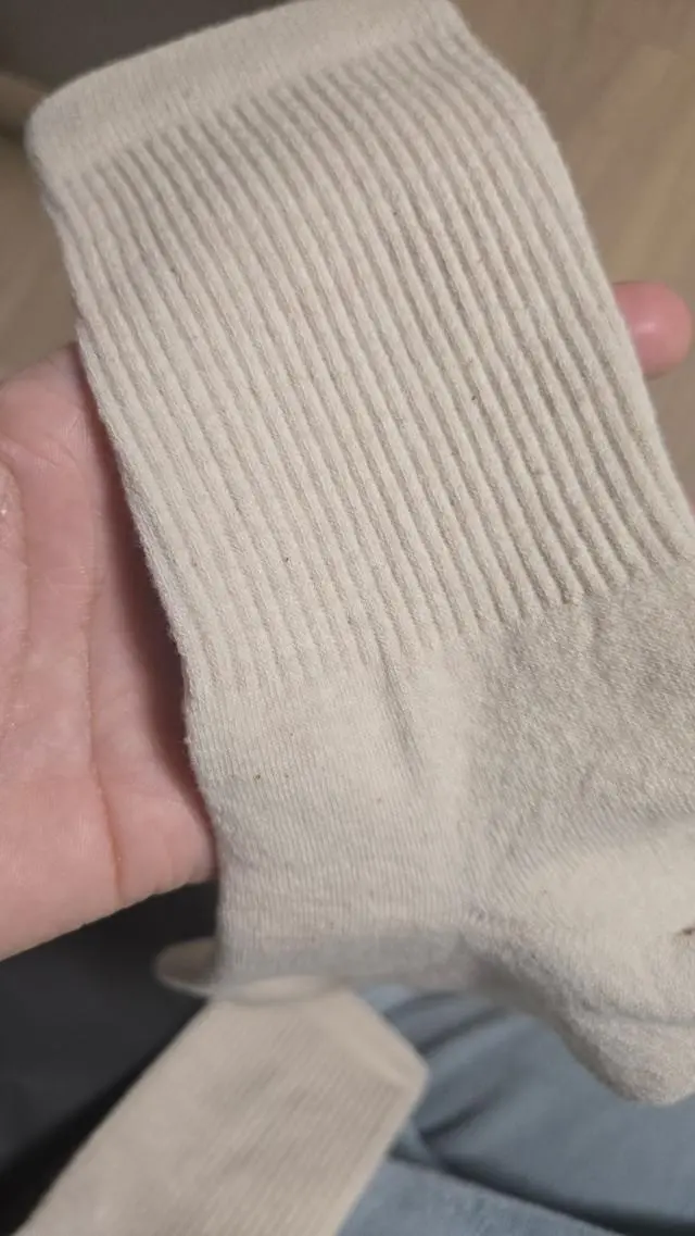 도톰한양말 만족해서 재구매했는데 저렴한 양말이 아님에도 약한 보풀 등 후줄근해보여