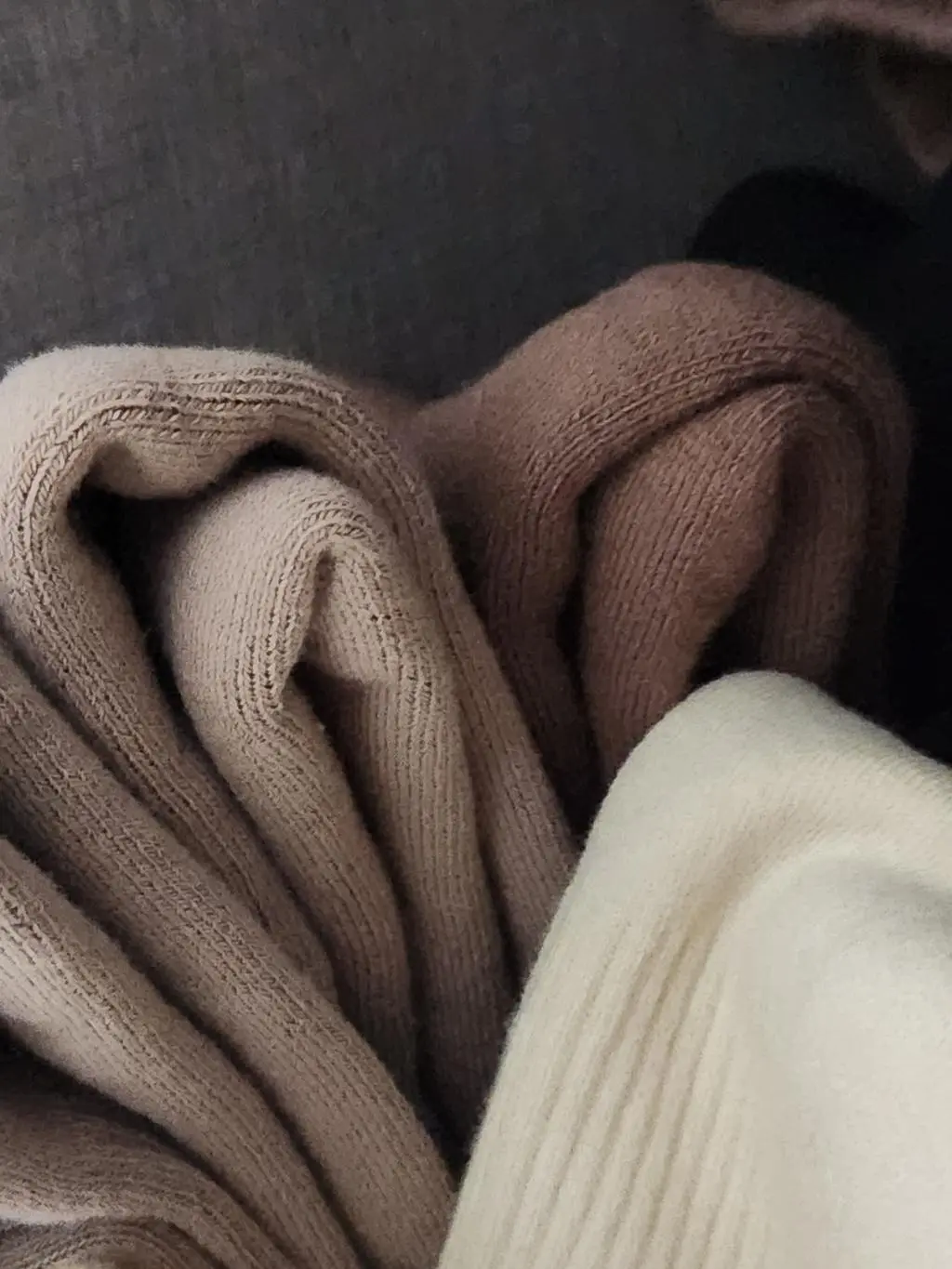 색상 다양해서 좋고, 질도 좋아요. 도톰하고 짱짱해서 안흘러내리고 그렇다고 과해서 찡