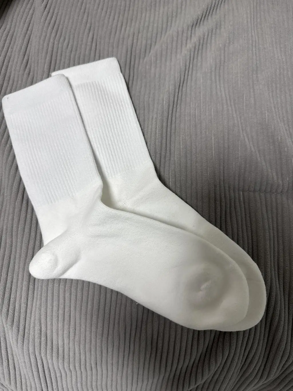 아이가 새학기가 되니 흰색 양말 좀 사달라고 해서 또 구입했어요~~남학생들 양말 구멍