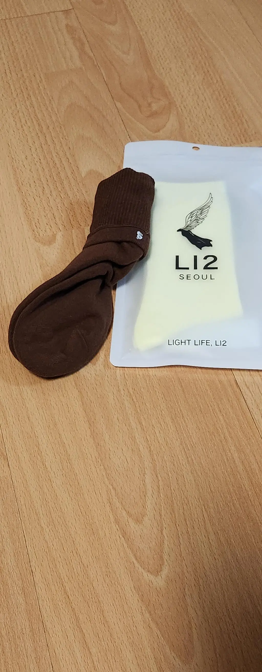 블랙은 무조건 좋아요. 진리죠. 유난히 양말이 멋져보여요.