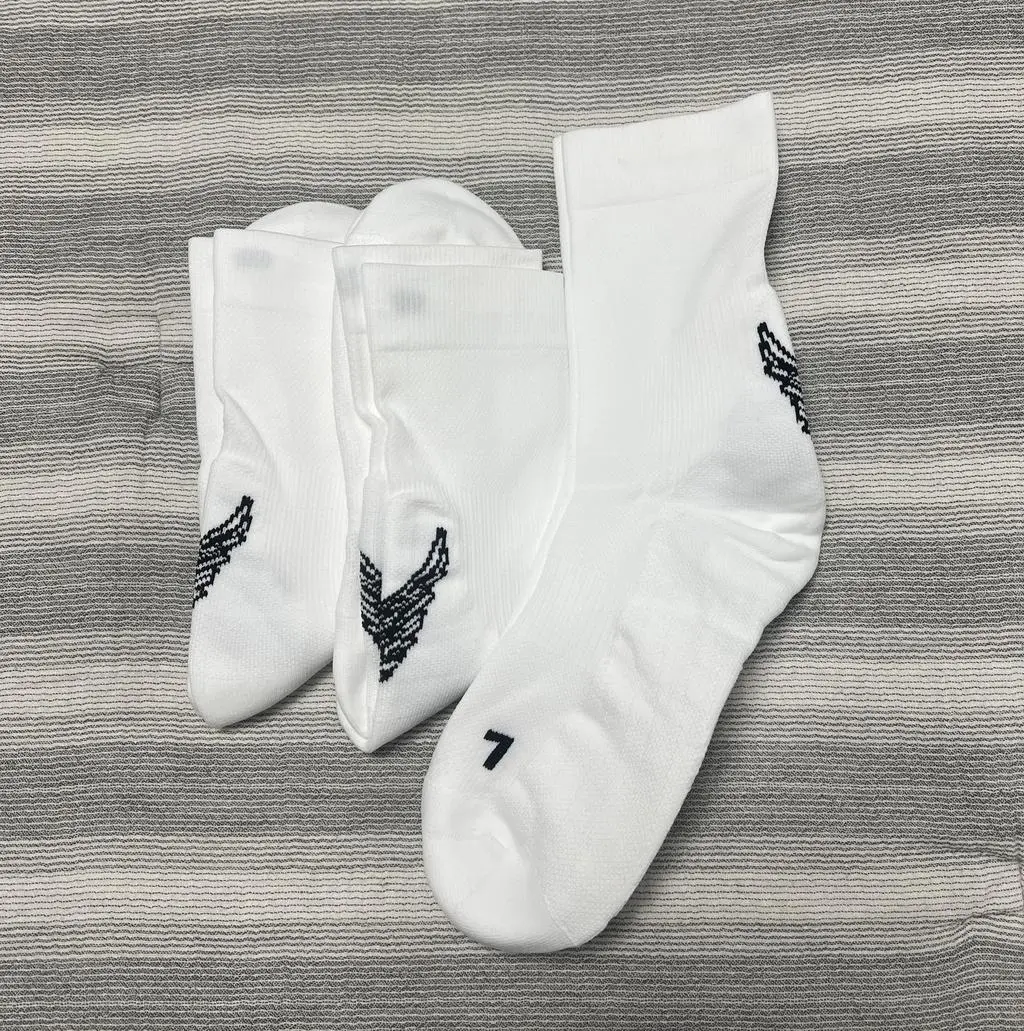 바닦이 도톰한게 러닝시 피로 누적이 조끔이나미 덜 될거 같아요 전 개인적으로 뒤에 프