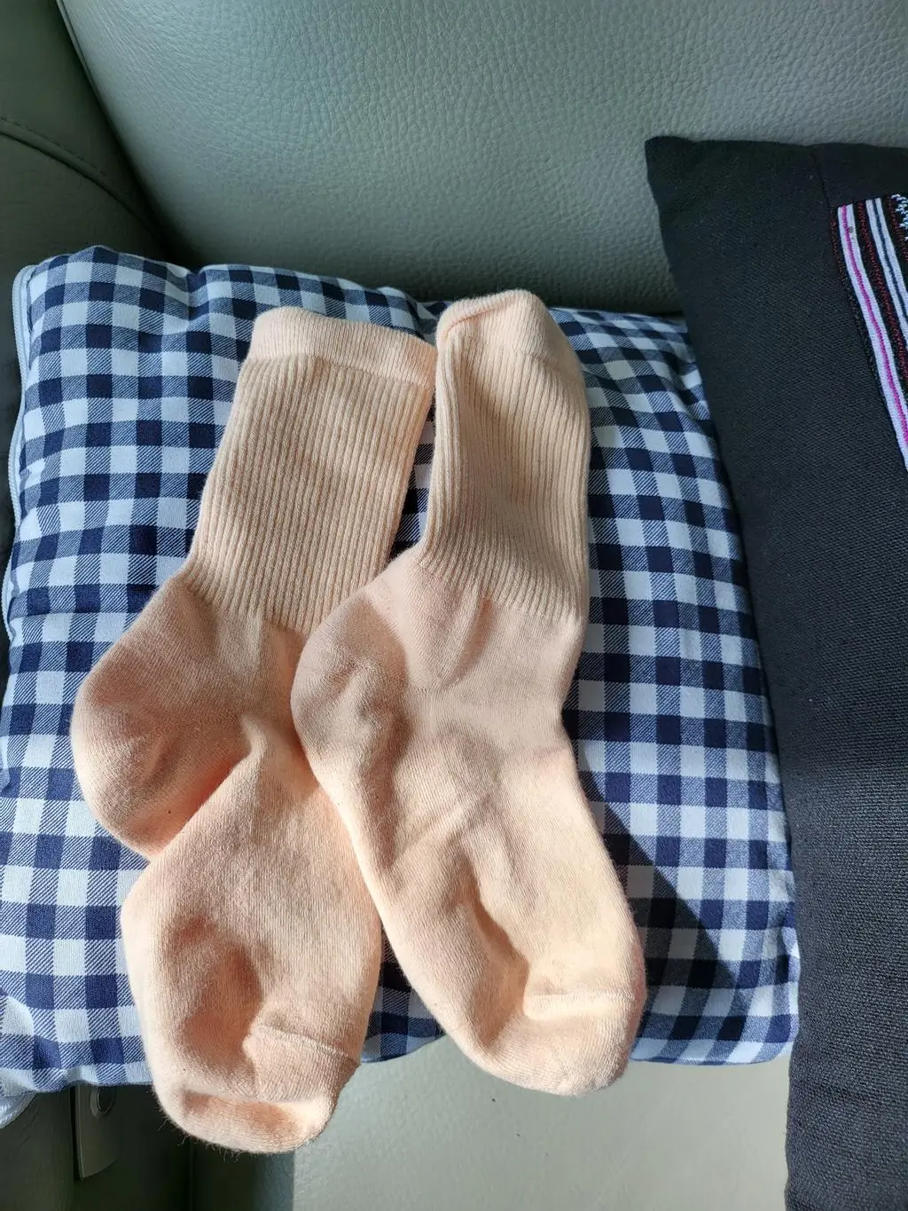 너무 예쁘고 폭신한 양말이에요. 발이 보송보송해서 오래 걸어도 기분 좋아요. 라운딩 