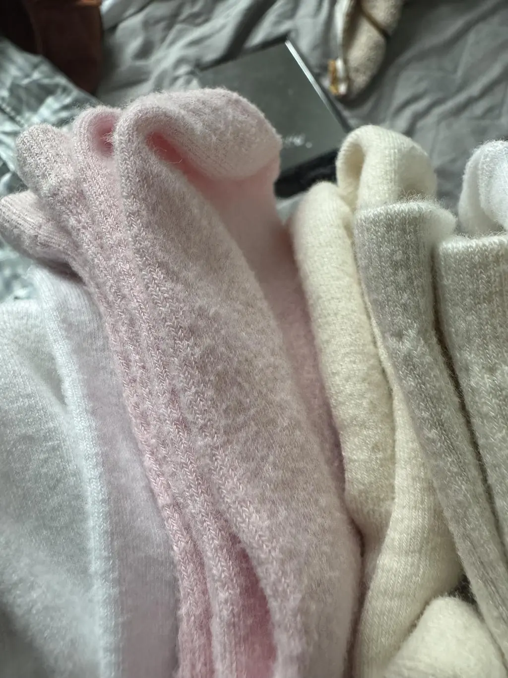 그렇게 비싸진 않지만 그렇다고 싼 양말은 아니라고 생각합니다. 그런데 신기 전에 세탁