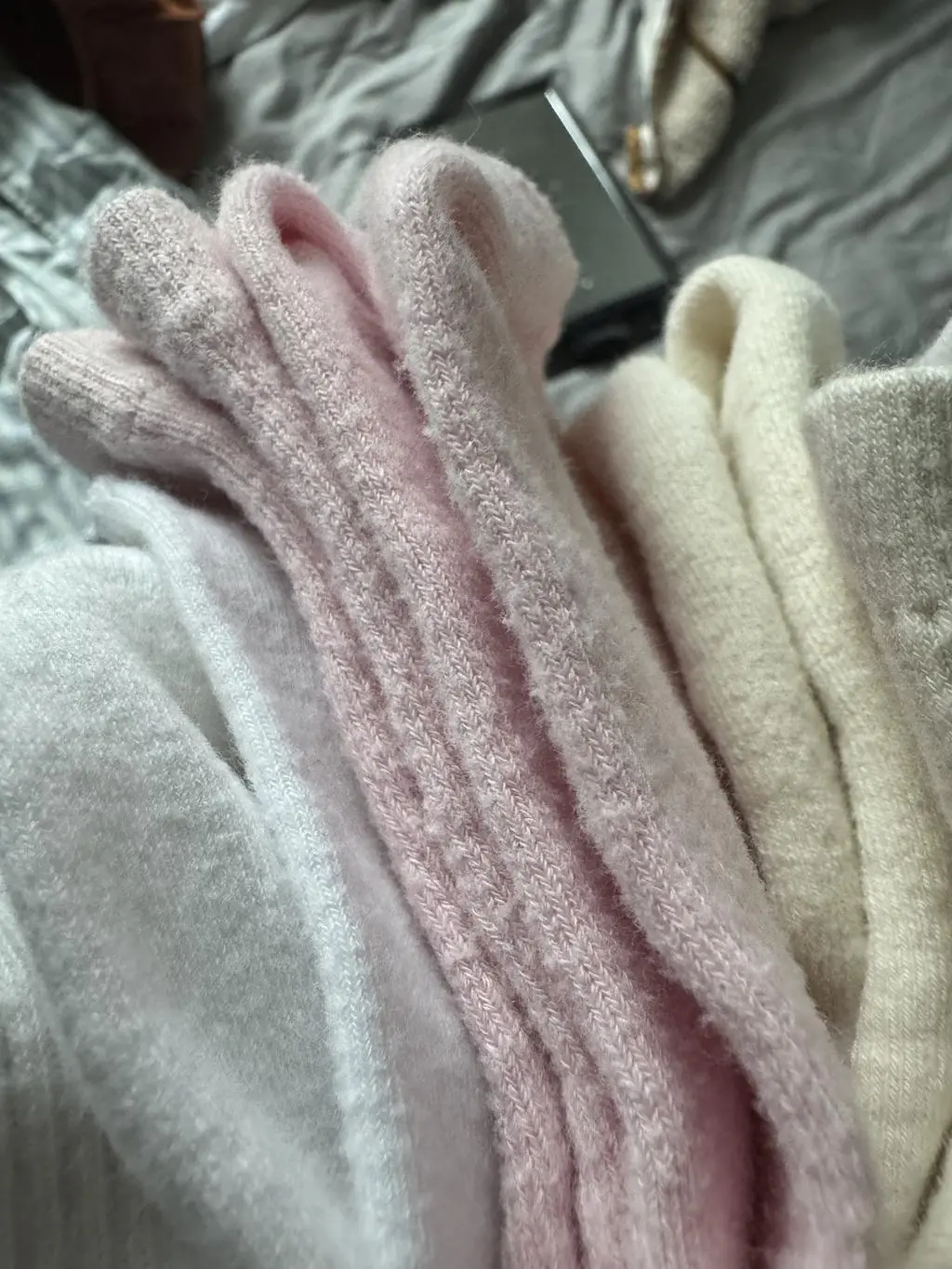 그렇게 비싸진 않지만 그렇다고 싼 양말은 아니라고 생각합니다. 그런데 신기 전에 세탁