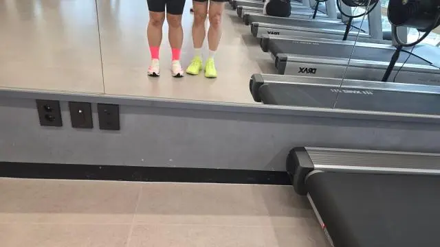 트레드밀 위에서만 신고 달려서 확실한 차이는 아직 잘 모르겠지만 색상은 이뿌네요.
