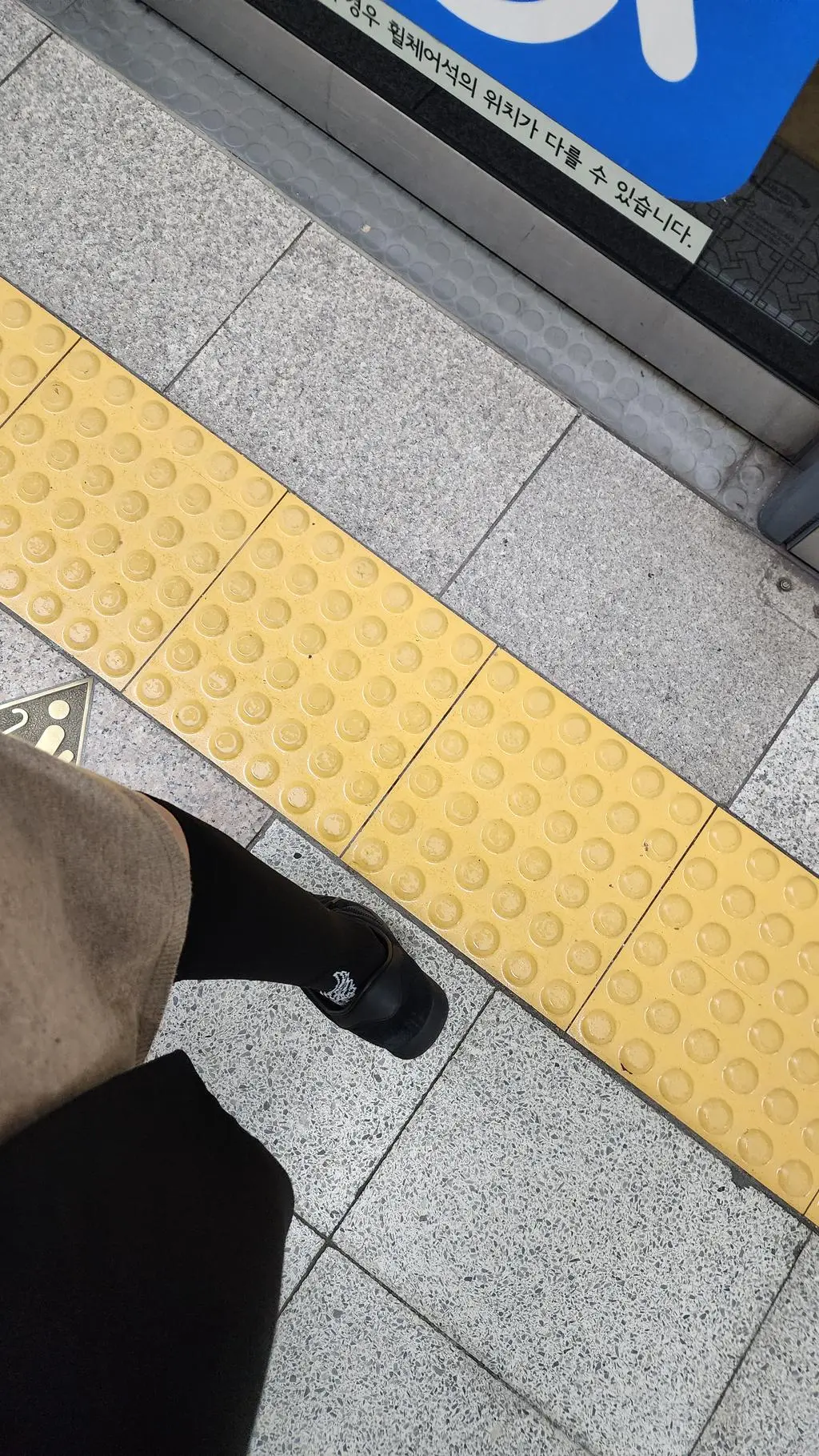 드디어 윙러닝 니삭스 너무 필요했는데 받았습니다.
