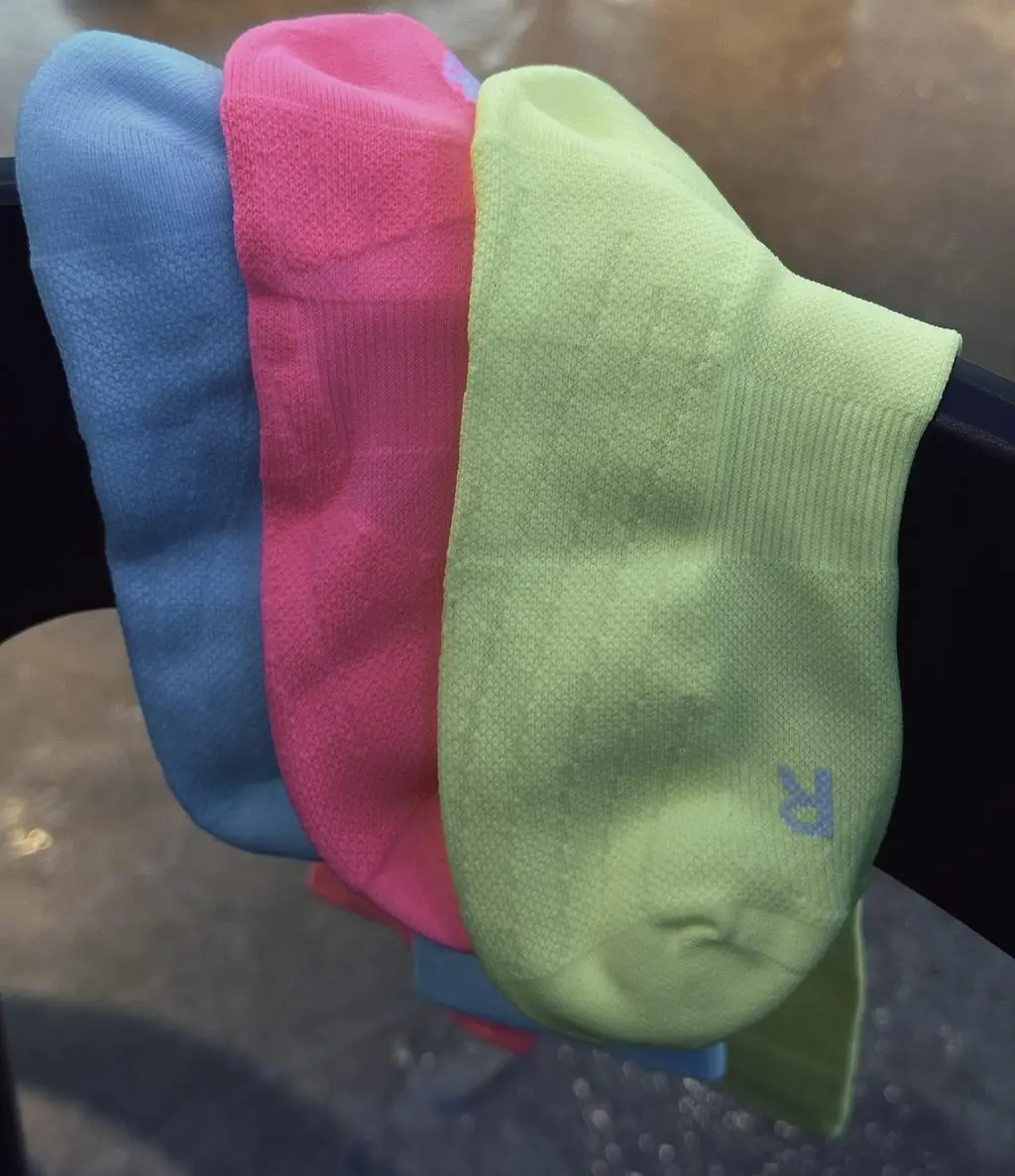 트레일 러닝 할때는 은근 여기 저기 긁혀서 니삭스가 더 적합하겠더라구요 색상도 기분