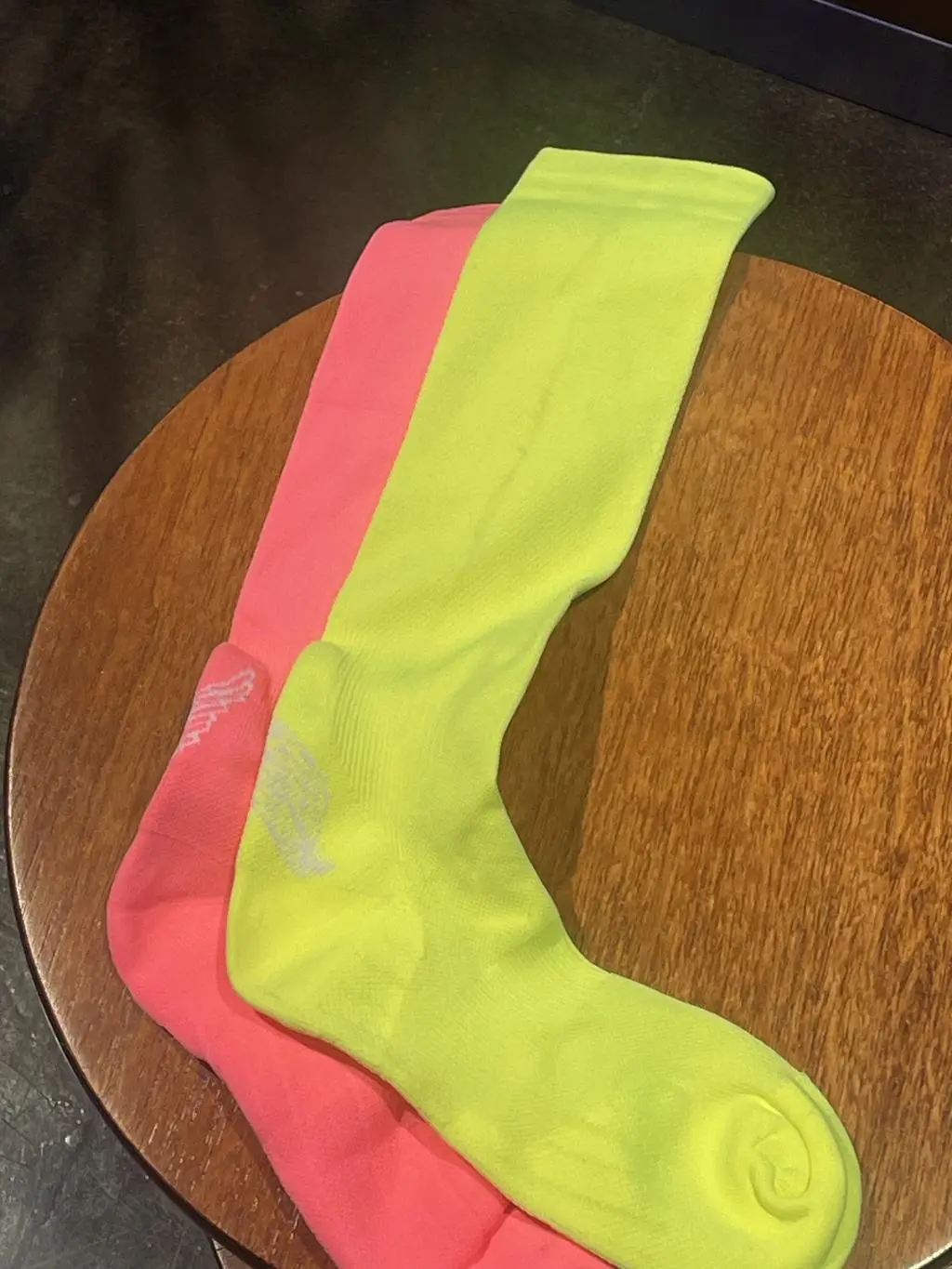 리투 블랙 윙 크루는 너무너무 잘신었습니다. 동일한 모델로 니삭스가 추가 되었길래 구