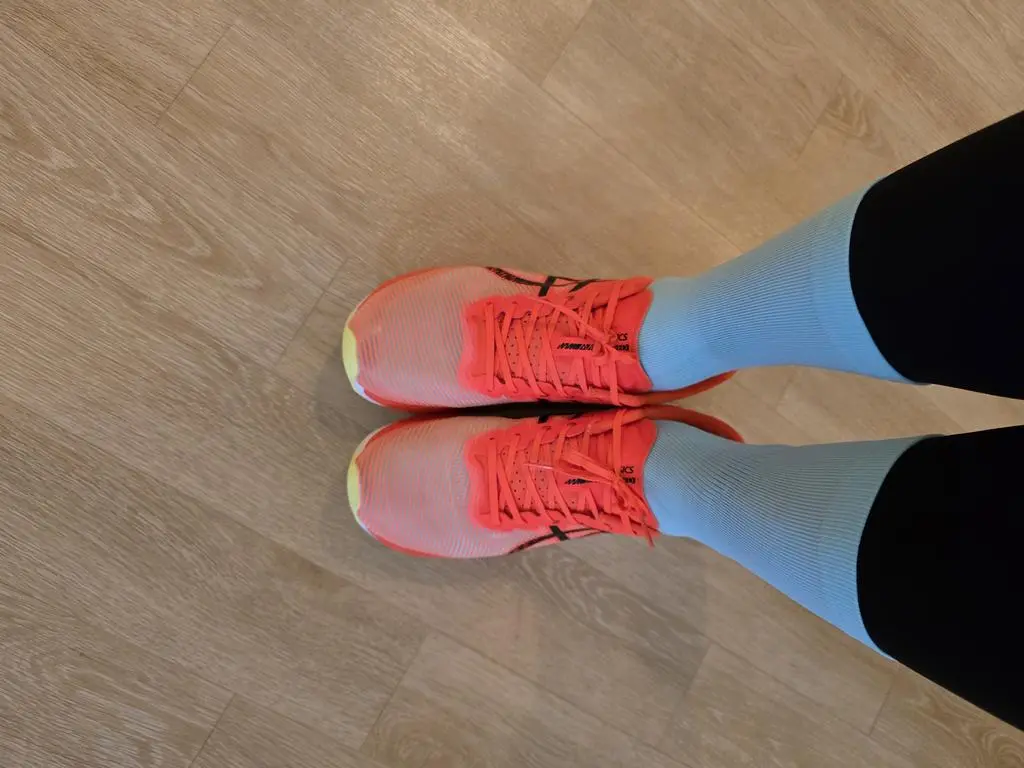 정말 좋네요. 양말 하나로 이 편한함.  뛸 맛 납니다. 색상도 이뻐서 확 튀어요. 쿠션감