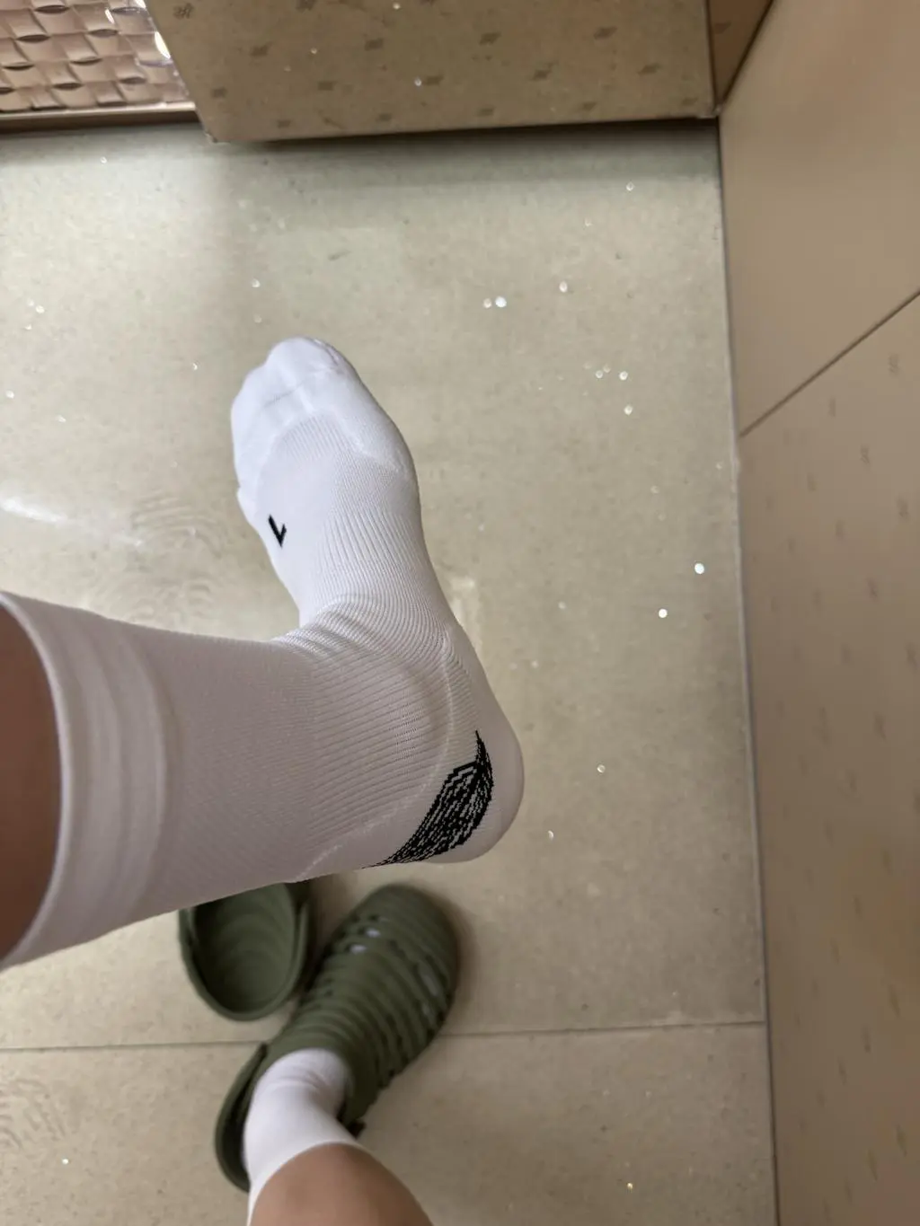 다 좋는데 양말에 날개 그림만 없이 깔끔하게 파는 것도 좋을 거 같습니더 