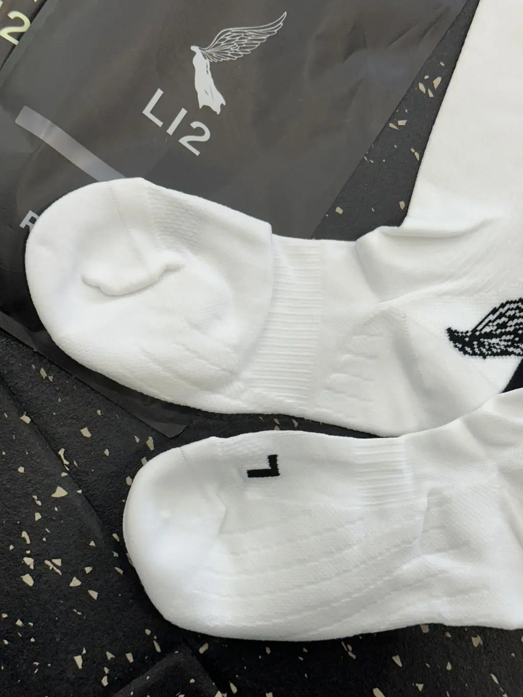 발을 딱 감싸주는 컴프레션 덕분에 러닝할 때도 안정감이 있고, 아치 부분 쿠션이 있어