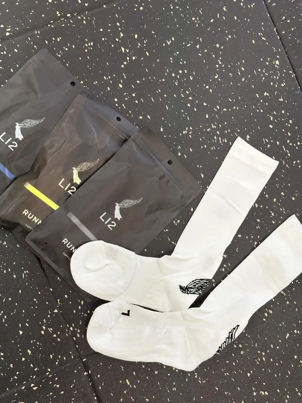 발을 딱 감싸주는 컴프레션 덕분에 러닝할 때도 안정감이 있고, 아치 부분 쿠션이 있어