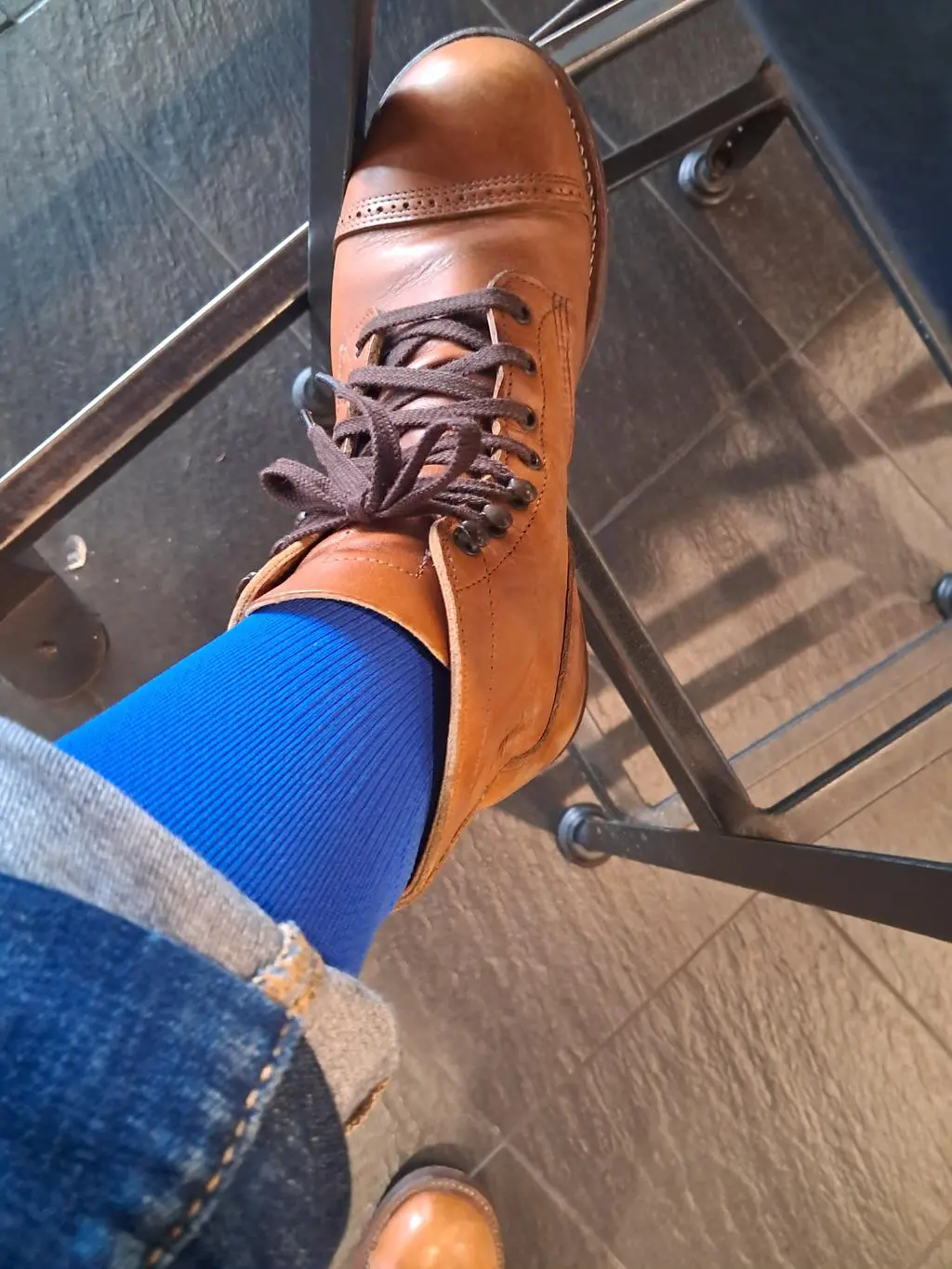 쿠션감과 잡아주는 단단함과 섬유조직의 촘촘함,색상과 질감이 한몫 하네요