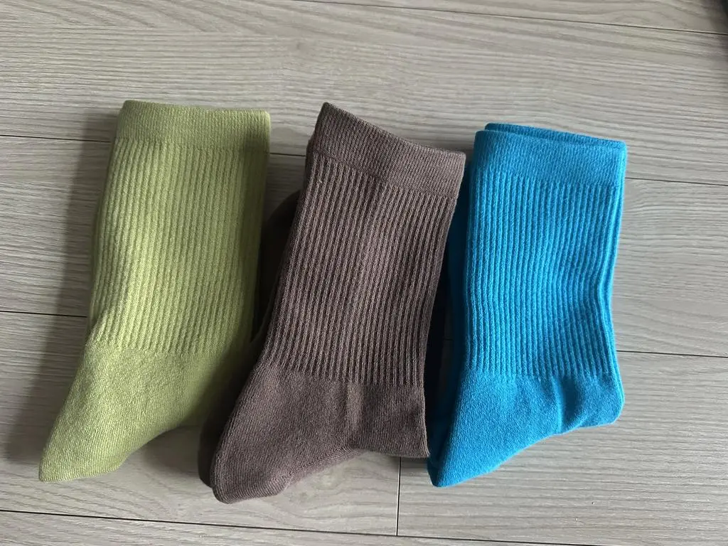 색감도 예쁘고 쿠션감도 꽤 있어서 운동할 때도, 평상시에도 신을 수 있을 것 같아요. 