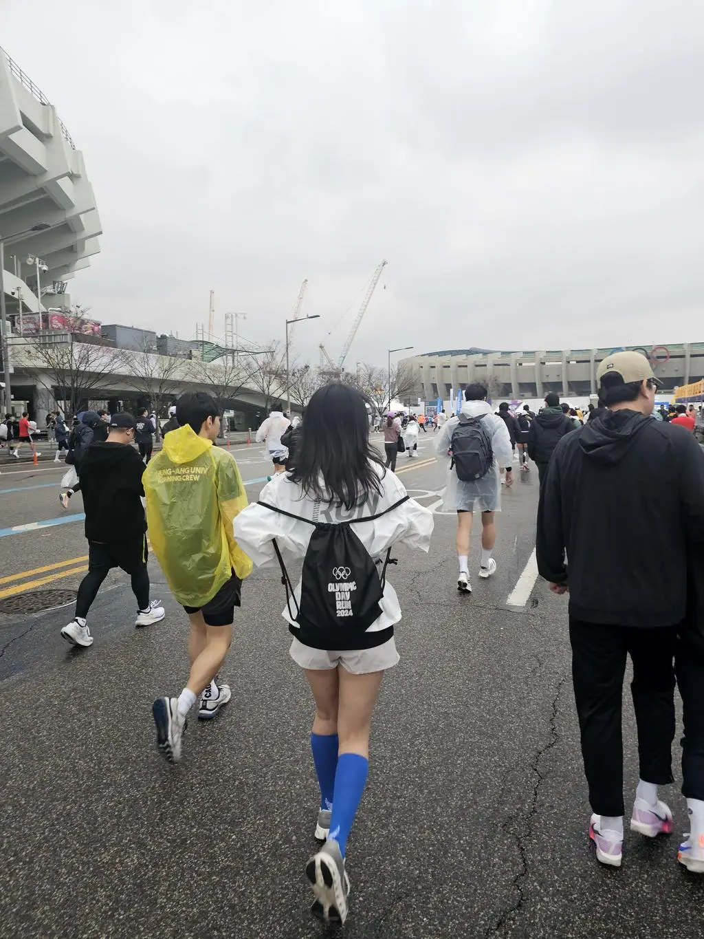 평소 러닝이랑 마라톤 나갈 때 신으려고 구매했어요. 쨍한 코발트블루 색깔이 너무 예뻐