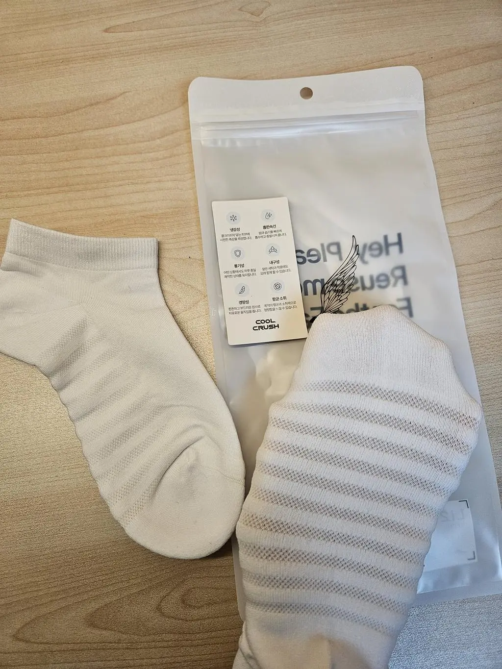 부드럽고 발바닥 통풍이 잘 되서 여름에 발이 편할 것 같아요~ 튼튼해서 오래 신을 것 