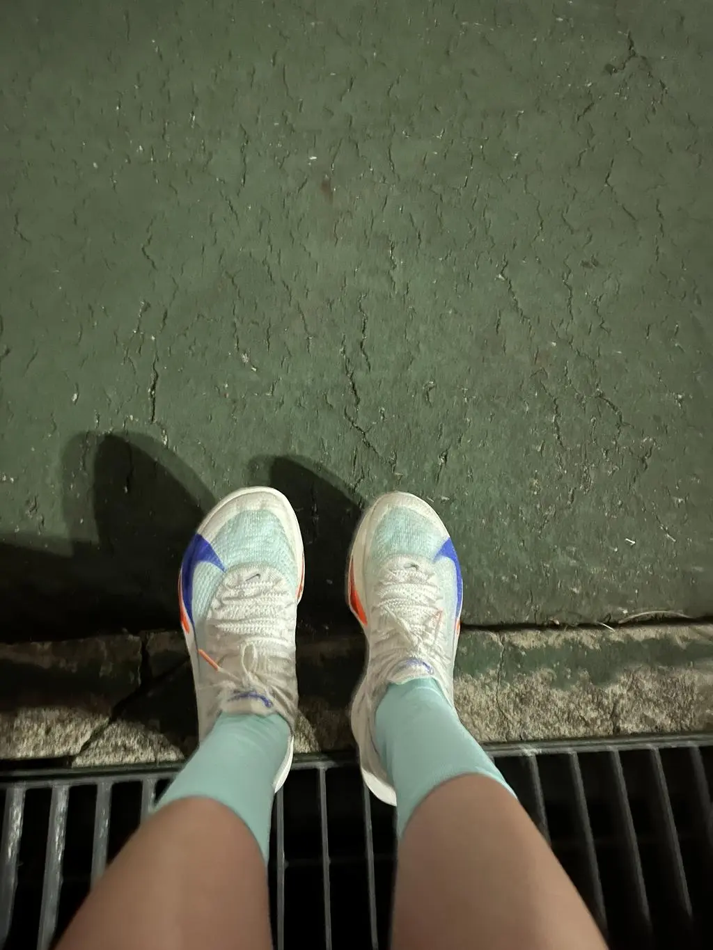 블루 오렌지 민트 컬러 주문해서 잘 신고 있습니다! :) 