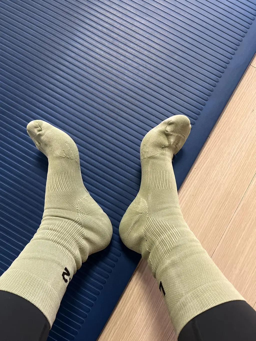 실제 발은 235지만 러닝하고 오래 걷다보면 부을것 같아서 240샀는데 넉넉하고 좋아요 