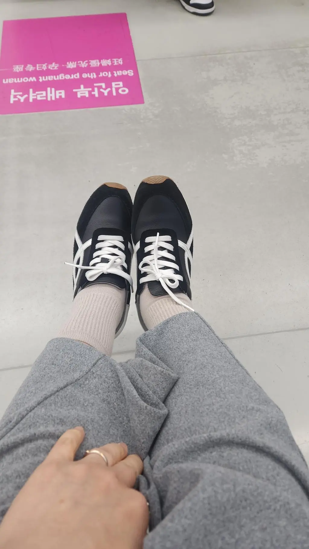 재구매 입니다 .  흘러내림 전혀 없고 바닥이 두툼해서 발이 편합니다.