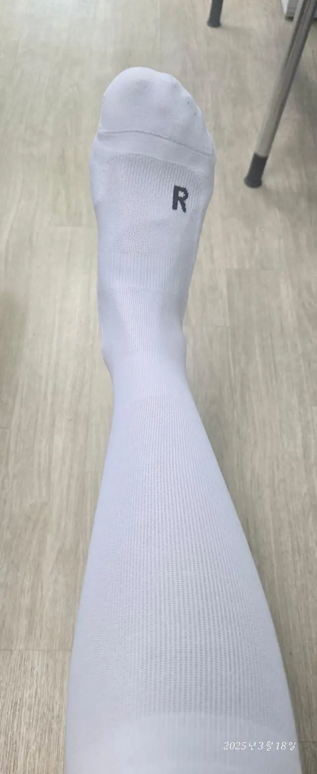 배송도 빨랐고 일단 걷기하면서 신는데 탄탄해서 좋아요 235mm인데 딱 맞아여
