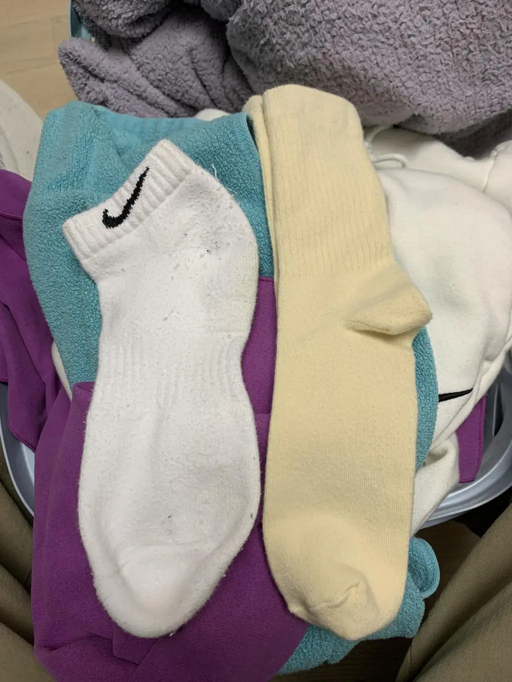 기존 남성 양말과 비교했을때 엄청 작아요 물론 늘어나기때믄에 신을수 있는데 엄청 얇