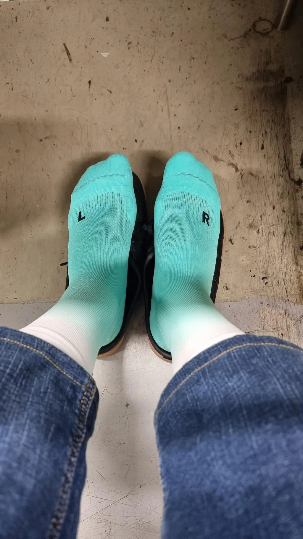 예전에 블랙 윙 러닝 크루삭스를 구매를 하고 신어보니 마음에 들어 이번에 신상 러닝 